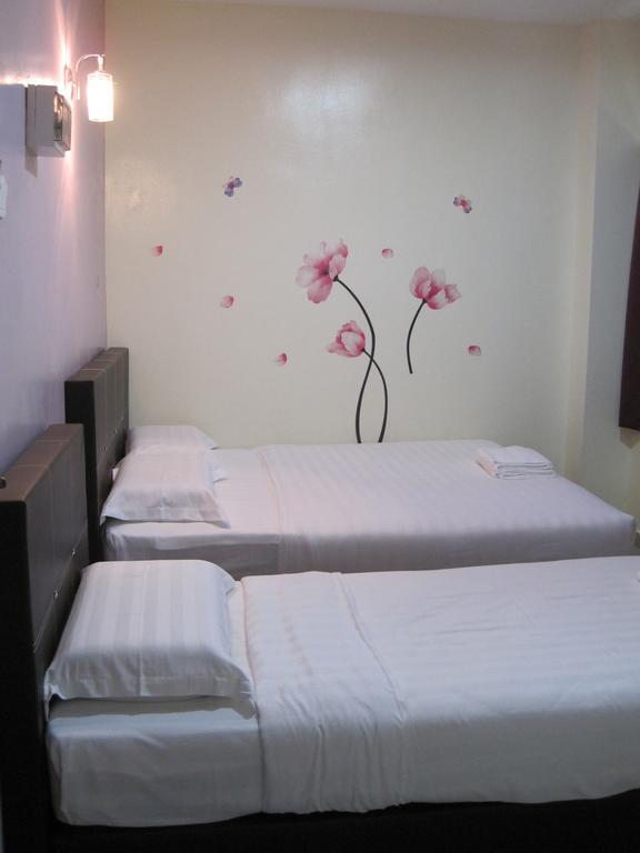Max Inn Hotel Parit Raja Exterior photo