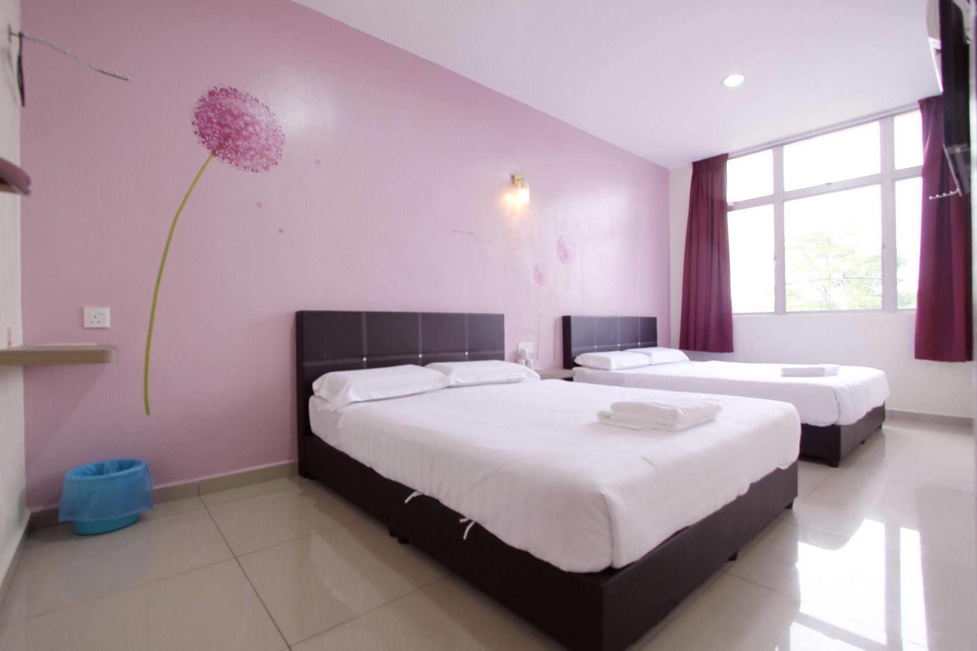 Max Inn Hotel Parit Raja Exterior photo