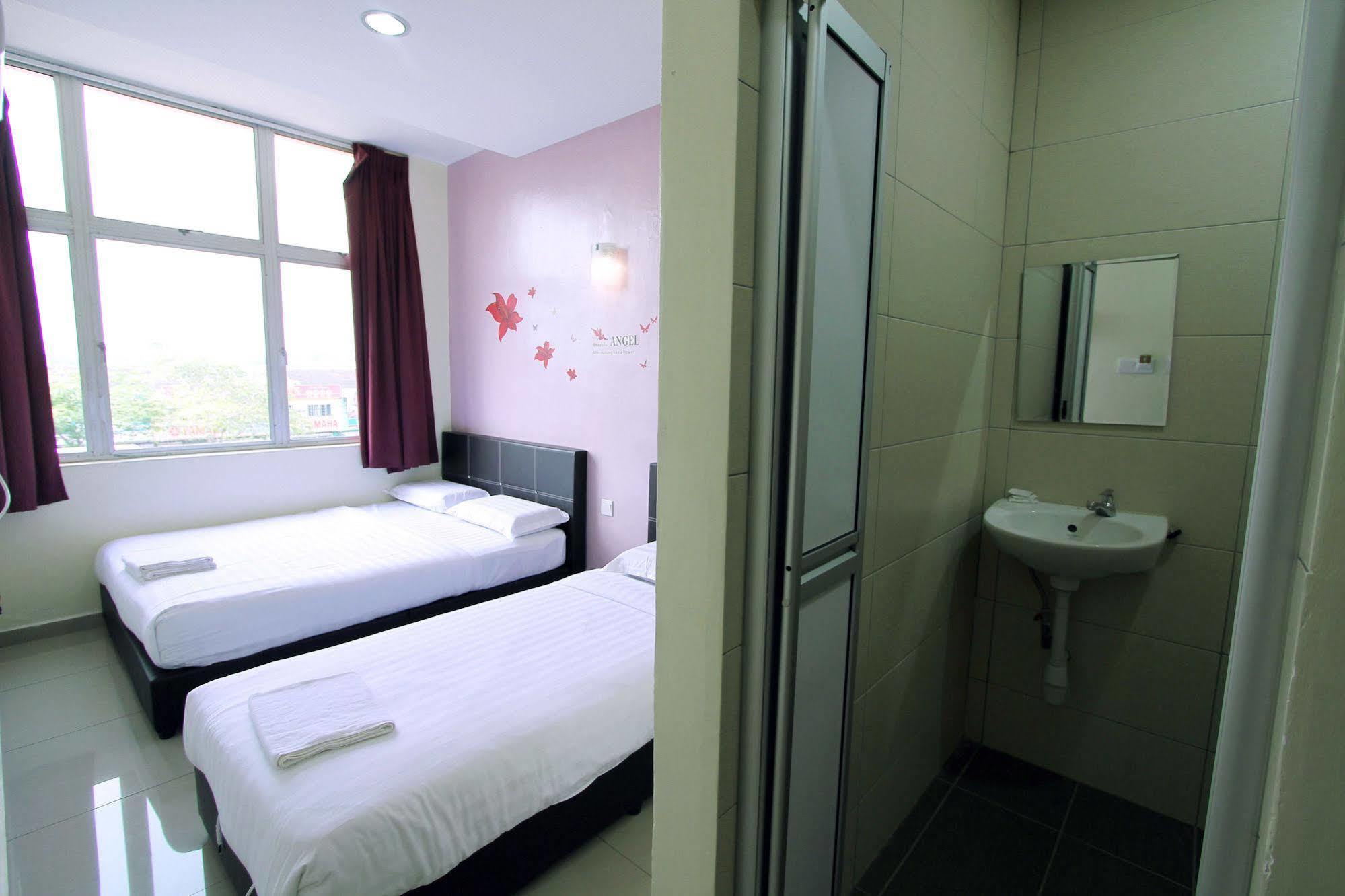 Max Inn Hotel Parit Raja Exterior photo