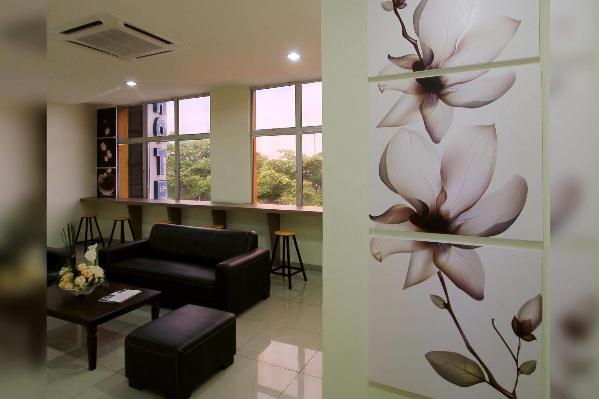 Max Inn Hotel Parit Raja Exterior photo